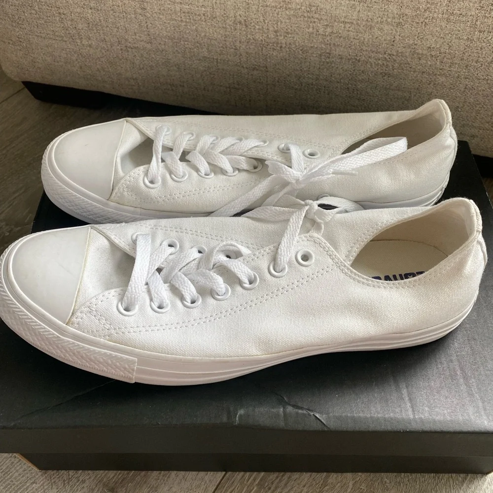 Converse White Low Top Canvas Sneakers - Picture 1 of 4